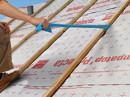 Person using ampatop protecta on a roof